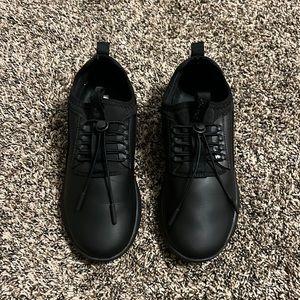 Clove All Black Nursing Shoes